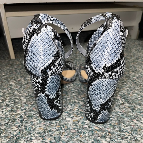 Gianni Bini Blue snake print heels - Picture 2 of 4